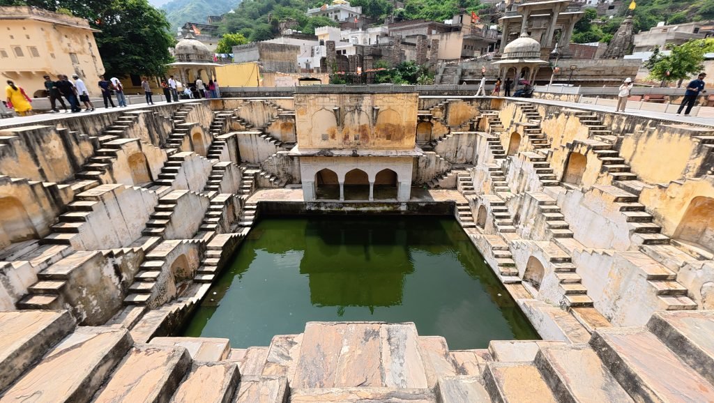 Panna Meena Ka Kund stepwell in Jaipur, Rajasthan — photograph 2